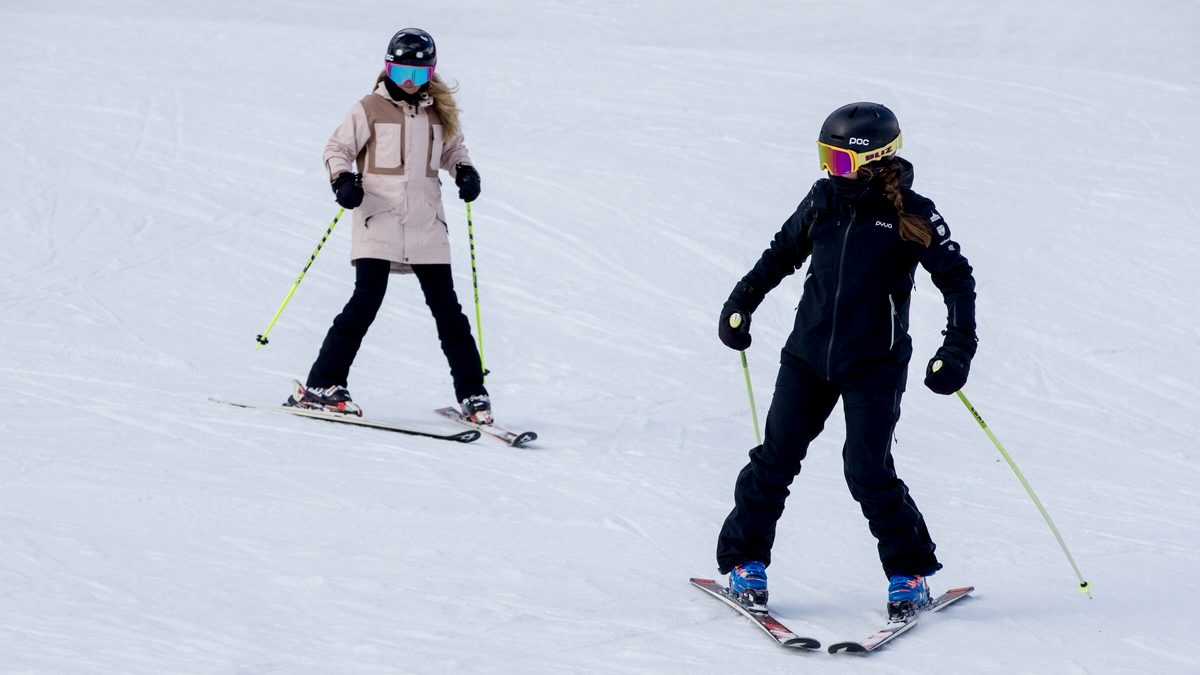 Adult beginner ski lesson in Saas-Fee with a private instructor